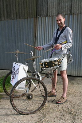 brouette en jeu gros plan.JPG